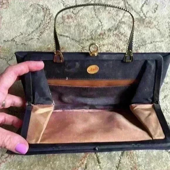 Vintage 50s/60s Andé black silk clutch - Picture 5 of 16